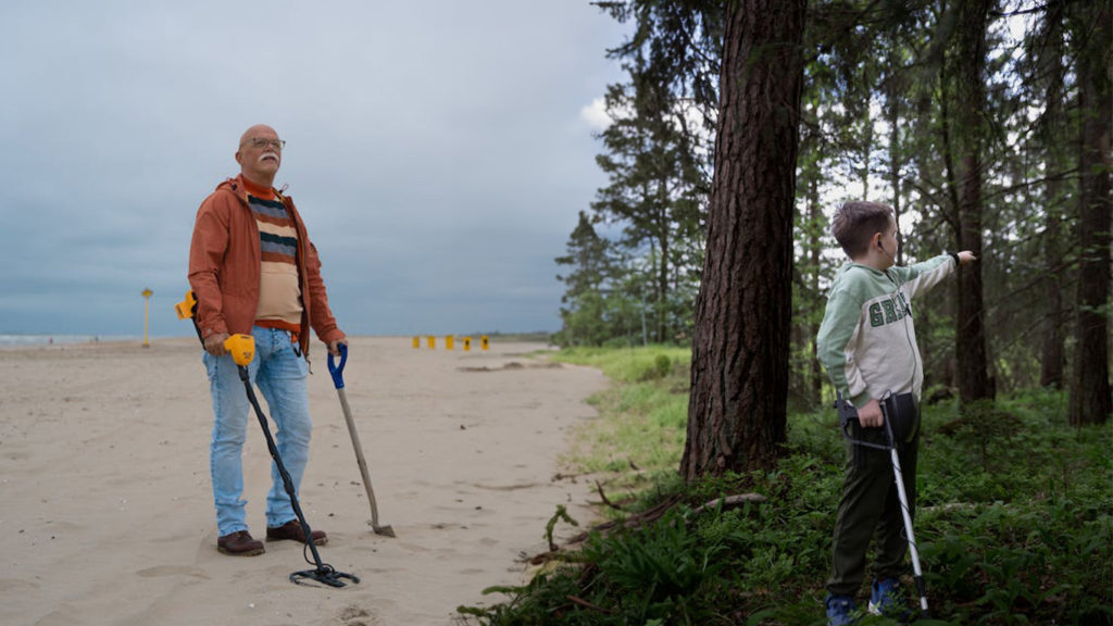 Beach Metal Detecting vs. Land: 5 Key Differences Every Treasure Hunter Should Know